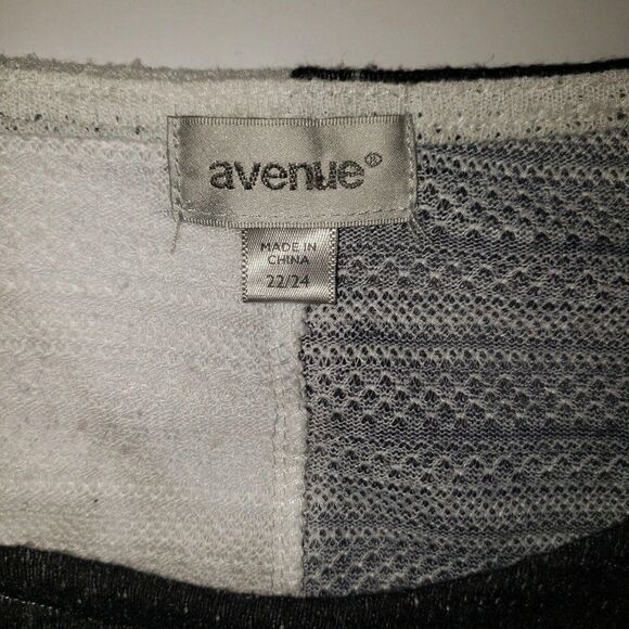 Avenue Poncho Top Womens 22/24 Black White Floral Print Plus Boho Tunic Blouse - Picture 3 of 6